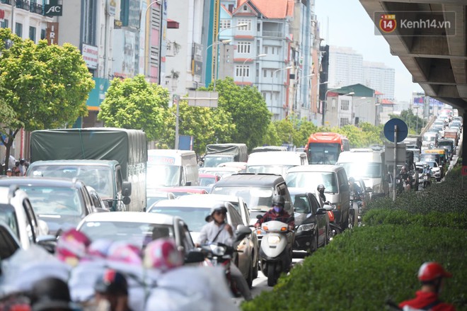 Hà Nội: Dòng phương tiện nhích từng chút một giữa trưa nắng nóng tại giao lộ 4 tầng Nguyễn Trãi - Ảnh 3.