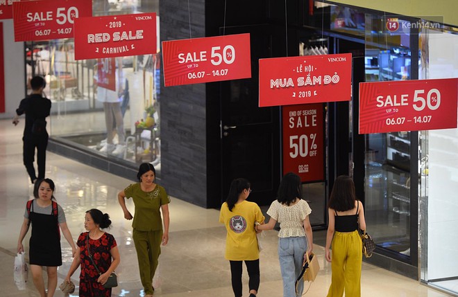 Chùm ảnh: Hàng trăm thương hiệu giảm giá mạnh, người dân Sài Gòn và Hà Nội xếp hàng chờ vào mua sắm ở Vincom - Ảnh 10.