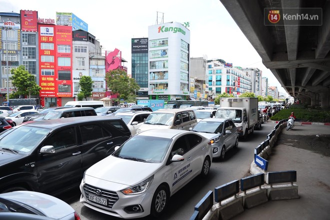 Hà Nội: Dòng phương tiện nhích từng chút một giữa trưa nắng nóng tại giao lộ 4 tầng Nguyễn Trãi - Ảnh 5.
