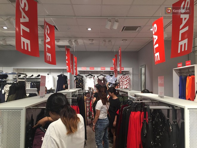 Chùm ảnh: Hàng trăm thương hiệu giảm giá mạnh, người dân Sài Gòn và Hà Nội xếp hàng chờ vào mua sắm ở Vincom - Ảnh 13.