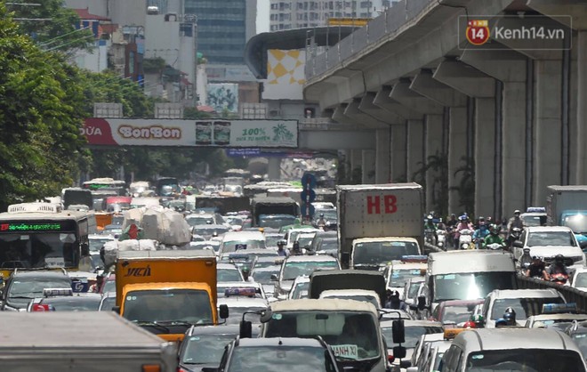 Hà Nội: Dòng phương tiện nhích từng chút một giữa trưa nắng nóng tại giao lộ 4 tầng Nguyễn Trãi - Ảnh 13.