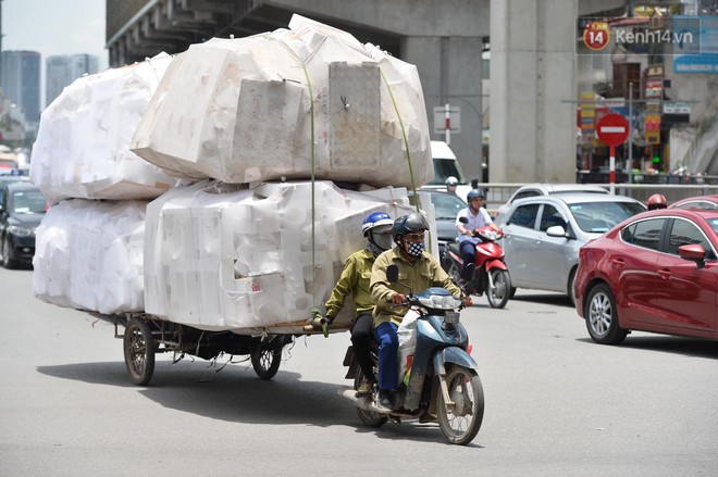 Hà Nội: Dòng phương tiện nhích từng chút một giữa trưa nắng nóng tại giao lộ 4 tầng Nguyễn Trãi - Ảnh 11.