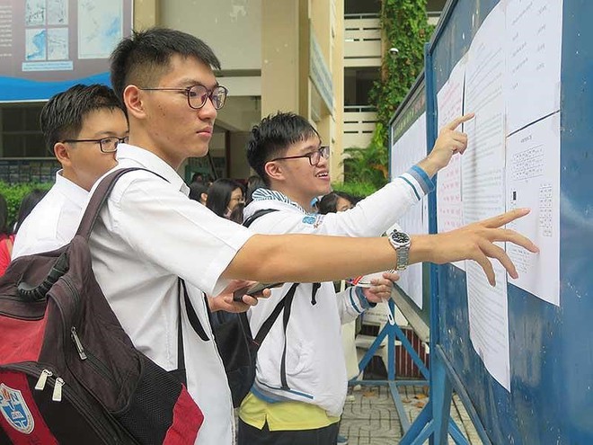 Điểm chuẩn tăng, th&iacute; sinh thấp thỏm chờ đổi nguyện vọng - Ảnh 1.