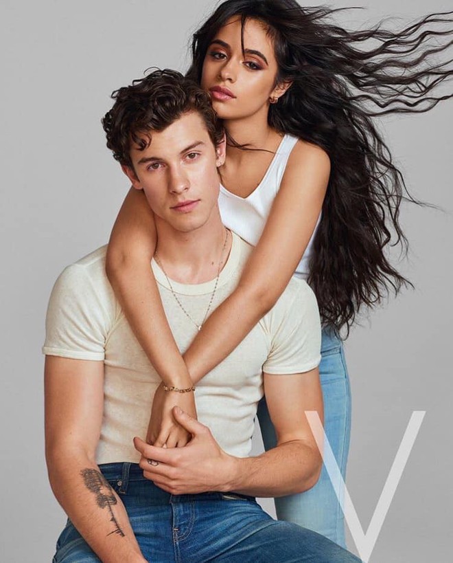 Shawn Mendes và Camila lại bị bắt gặp thân thiết trong phòng riêng, Shawn cởi trần khoe thân càng đáng nghi hơn - Ảnh 1.