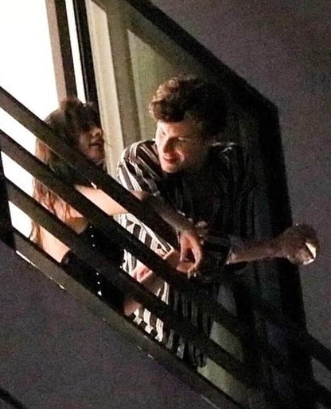 Shawn Mendes v&agrave; Camila lại bị bắt gặp th&acirc;n thiết trong ph&ograve;ng ri&ecirc;ng, Shawn cởi trần khoe th&acirc;n c&agrave;ng đ&aacute;ng nghi hơn - Ảnh 3.