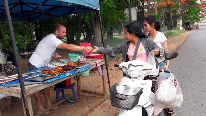 Người đàn ông Đức nổi tiếng Facebook vì giúp vợ bán gà nướng hóa ra là tội phạm buôn bán ma túy, phân phối tài liệu ấu dâm bị Interpol truy nã - Ảnh 2.