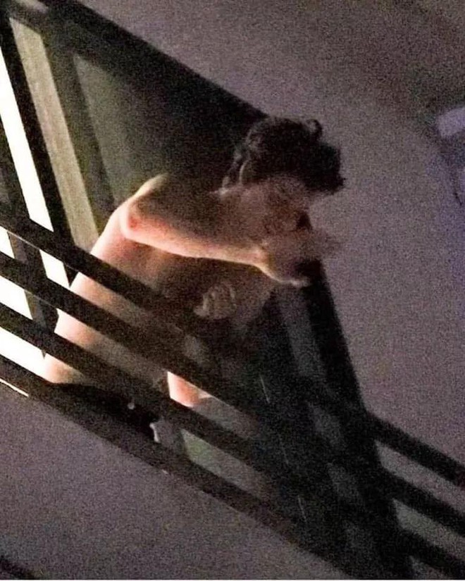 Shawn Mendes v&agrave; Camila lại bị bắt gặp th&acirc;n thiết trong ph&ograve;ng ri&ecirc;ng, Shawn cởi trần khoe th&acirc;n c&agrave;ng đ&aacute;ng nghi hơn - Ảnh 6.