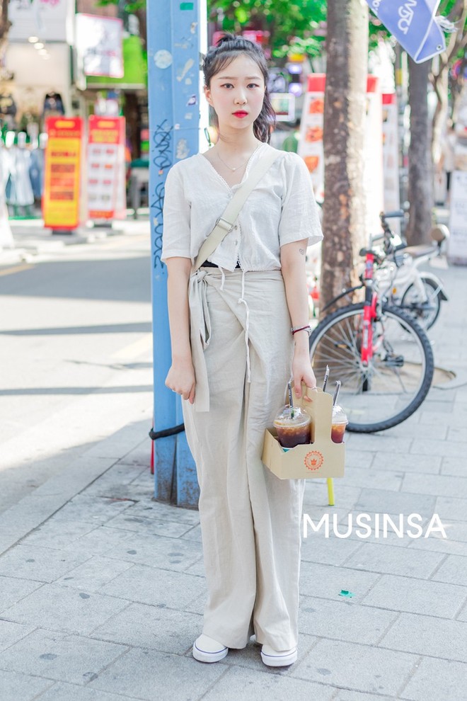 Street style giới trẻ Hàn chứng minh chân lý: mùa hè cứ lên đồ đơn giản, mát mẻ là số dzách - Ảnh 10.