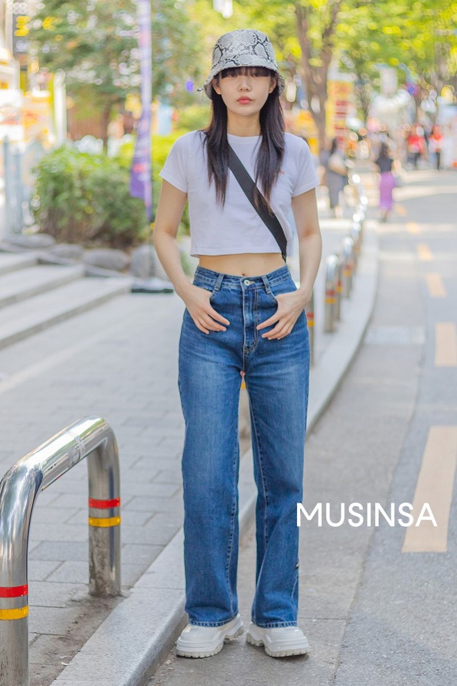 Street style giới trẻ Hàn chứng minh chân lý: mùa hè cứ lên đồ đơn giản, mát mẻ là số dzách - Ảnh 2.