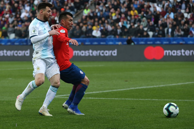 Cái kết không thể tồi tệ hơn cho Messi ở cúp Nam Mỹ 2019: Nhận chiếc thẻ đỏ đầu tiên sau 14 năm dù bị đối thủ tấn công - Ảnh 1.