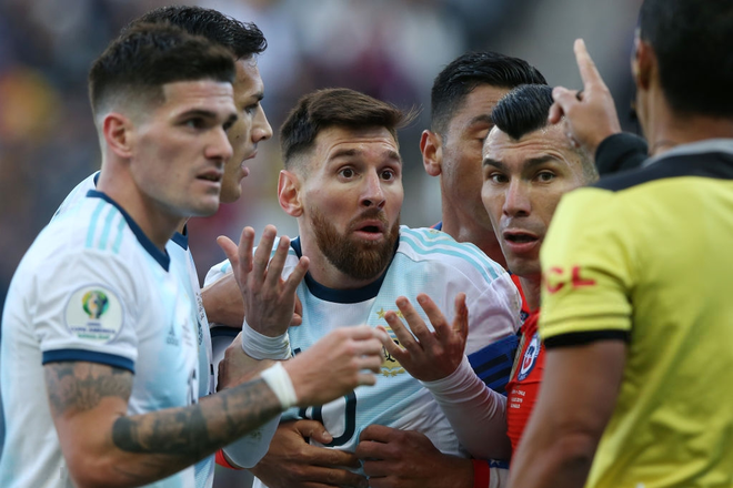 Cái kết không thể tồi tệ hơn cho Messi ở cúp Nam Mỹ 2019: Nhận chiếc thẻ đỏ đầu tiên sau 14 năm dù bị đối thủ tấn công - Ảnh 5.