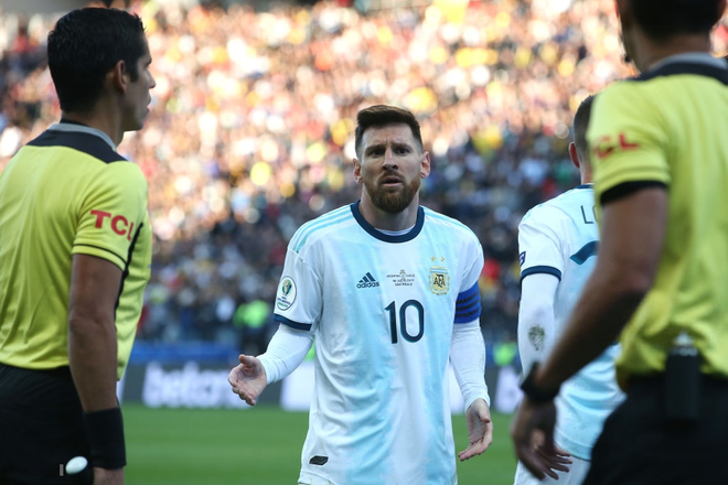 Cái kết không thể tồi tệ hơn cho Messi ở cúp Nam Mỹ 2019: Nhận chiếc thẻ đỏ đầu tiên sau 14 năm dù bị đối thủ tấn công - Ảnh 6.
