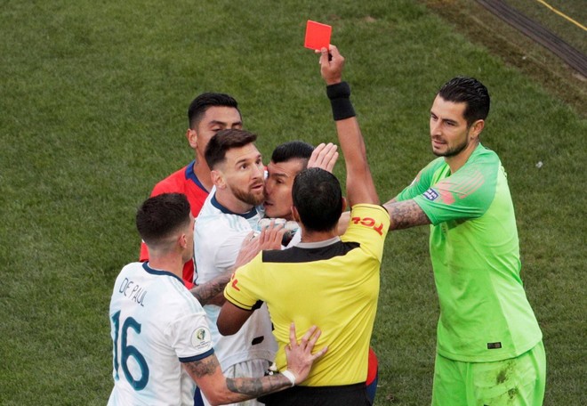 Nóng máu định ăn thua với đối thủ, Messi nhận chiếc thẻ đỏ đầu tiên sau 14 năm - Ảnh 4.