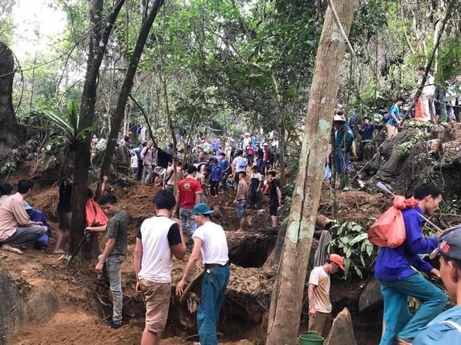 Yên Bái: Huy động hàng trăm dân quân, công an ngăn chặn người dân lên núi đào xới tìm đá quý - Ảnh 1.