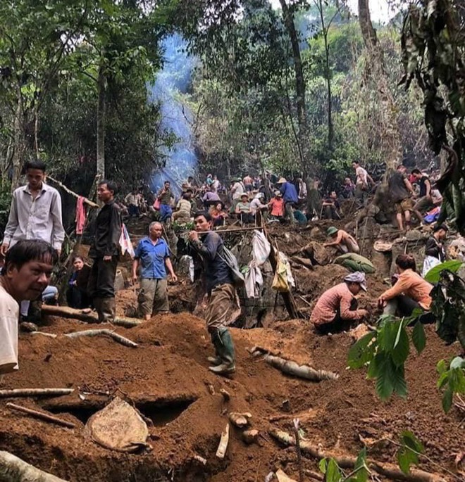 Yên Bái: Huy động hàng trăm dân quân, công an ngăn chặn người dân lên núi đào xới tìm đá quý - Ảnh 2.