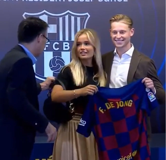 Sếp của Messi c&oacute; h&agrave;nh động tinh tế để l&agrave;m đẹp bức h&igrave;nh nhưng kh&ocirc;ng ngờ lại bị cư d&acirc;n mạng troll dồn dập - Ảnh 2.