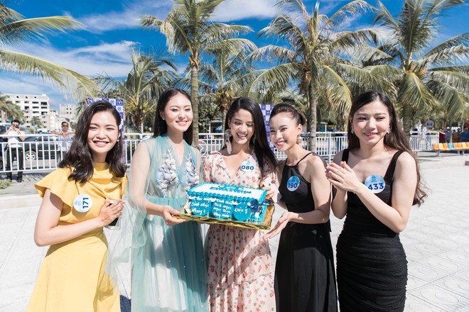 Sau tin đồn có bạn trai, Đỗ Mỹ Linh tươi tắn xuất hiện đồng hành cùng thí sinh Miss World Việt trước đêm thi quan trọng - Ảnh 11.