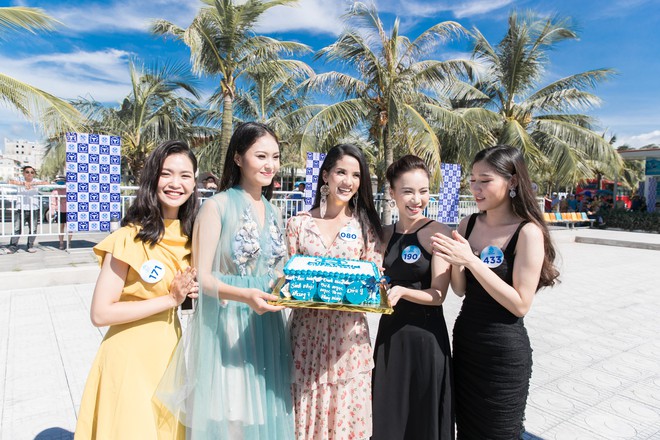 Sau tin đồn có bạn trai, Đỗ Mỹ Linh tươi tắn xuất hiện đồng hành cùng thí sinh Miss World Việt trước đêm thi quan trọng - Ảnh 10.