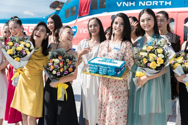 Sau tin đồn có bạn trai, Đỗ Mỹ Linh tươi tắn xuất hiện đồng hành cùng thí sinh Miss World Việt trước đêm thi quan trọng - Ảnh 8.