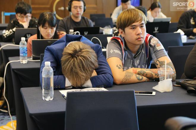 50 sắc th&aacute;i 2 vị HLV trong cuộc nội chiến Th&aacute;i Lan tại AWC 2019: Người đăm chi&ecirc;u suy nghĩ, kẻ gục đầu cay đắng! - Ảnh 4.