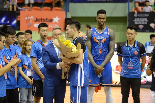 Đ&aacute;nh bại Danang Dragons, Hanoi Buffaloes tri &acirc;n HLV Todd Purves bằng m&oacute;n qu&agrave; &yacute; nghĩa nhất - Ảnh 4.