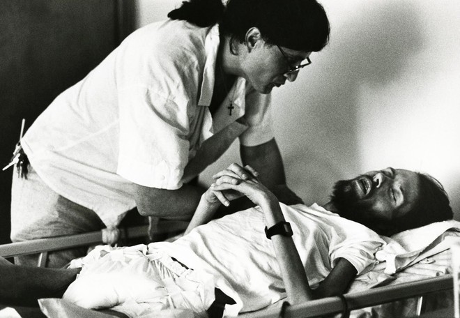 Khoảnh khắc người cha ôm chặt con trai trên giường bệnh và câu chuyện phía sau bức ảnh làm thay đổi nhận thức về căn bệnh thế kỉ HIV/AIDS - Ảnh 5.