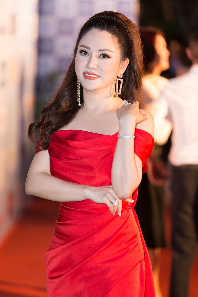 Mỹ Linh nổi bần bật xuất hiện sau nghi án tình ái, Tiểu Vy khoe khéo vòng 1 trên thảm đỏ Chung khảo phía Bắc Miss World Việt Nam 2019 - Ảnh 10.