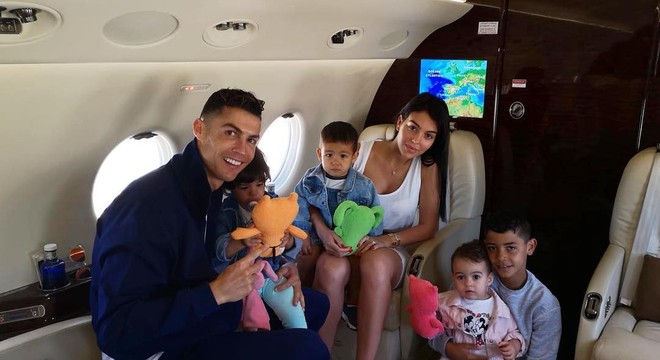 Bạn gái Ronaldo gây sốt khi bất ngờ đăng bức ảnh tình bể bình, fan kháo nhau: Chắc là đánh dấu chủ quyền đây mà - Ảnh 3.
