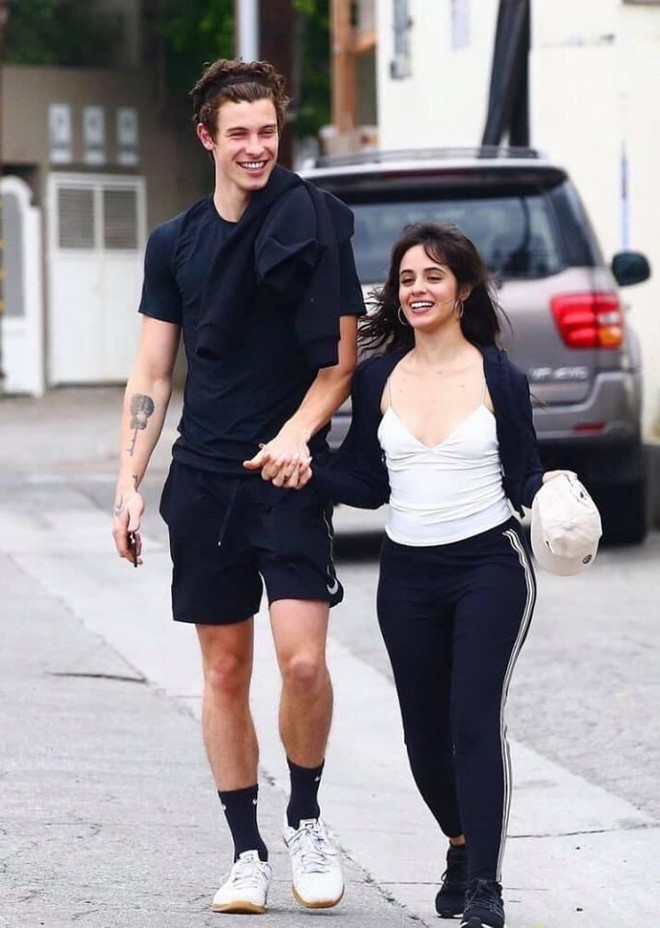 Một mực chối bay chối biến, Shawn Mendes và Camila Cabello cứ ngang nhiên ôm ấp, nắm tay thế này thì ai tin? - Ảnh 2.