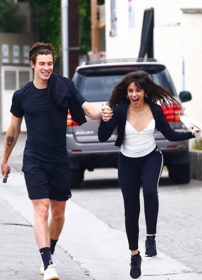 Một mực chối bay chối biến, Shawn Mendes và Camila Cabello cứ ngang nhiên ôm ấp, nắm tay thế này thì ai tin? - Ảnh 3.