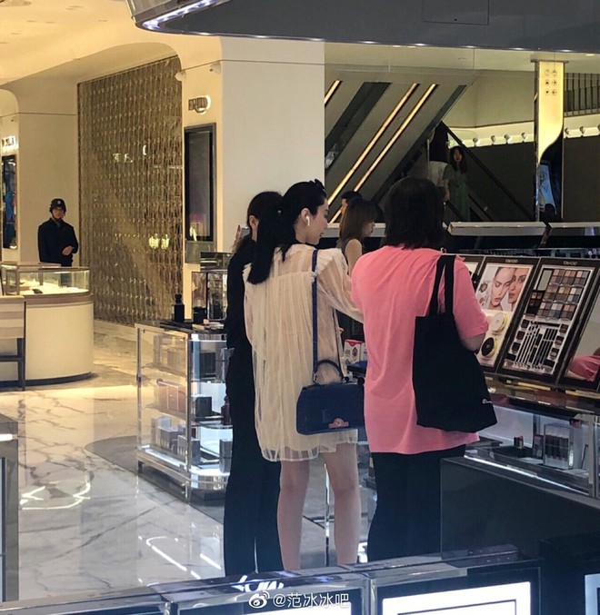 Hậu chia tay, Phạm Băng Băng diện váy mỏng tang đi shopping nhưng chiếc nhẫn siêu to khổng lồ trên tay mới gây sốt - Ảnh 1.