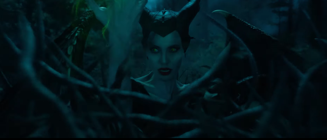 Choáng ngợp vì tiên cảnh trong trailer sốt dẻo Maleficent 2: Angelina Jolie nổi điên khi con gái mê trai đầu thai không hết - Ảnh 12.