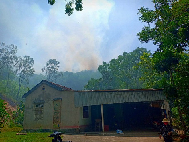 Cháy lớn tại Hà Tĩnh, huy động hàng trăm người dập lửa - Ảnh 2.
