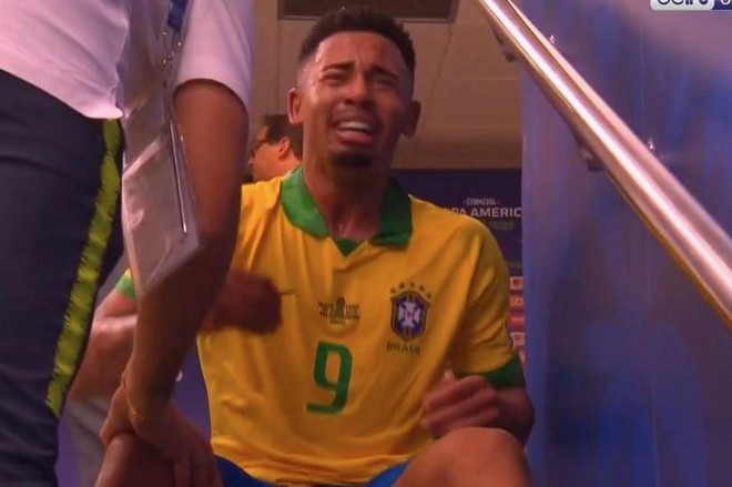 Ghi bàn, kiến tạo rồi ăn thẻ đỏ, tiền đạo Brazil sút tung chai nước, đẩy ngã màn hình VAR rồi khóc như trẻ con trong đường hầm - Ảnh 7.