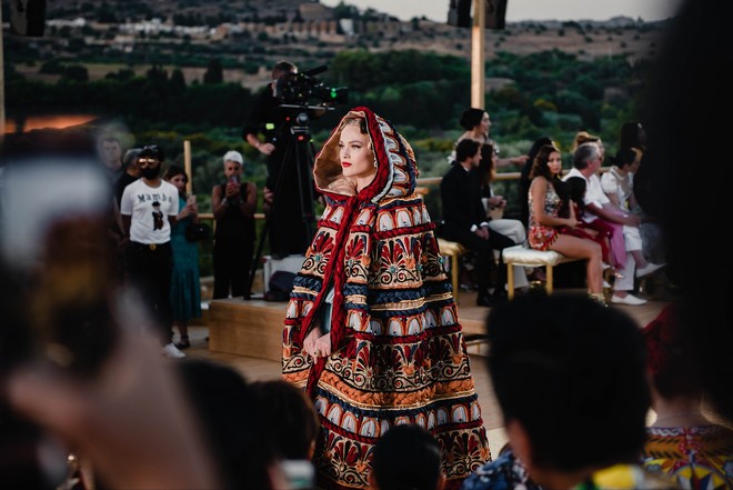 Sững sờ chiêm ngưỡng các nữ thần Hy Lạp bằng xương bằng thịt tại show diễn của Dolce&Gabbana - Ảnh 7.