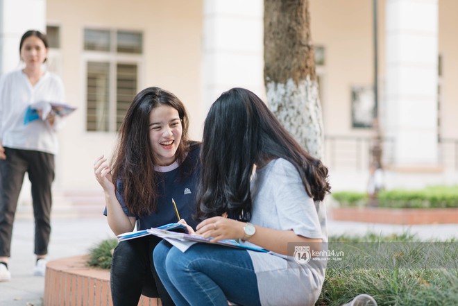 Nữ sinh con lai Việt Nga có cái tên lạ gây náo loạn tại cổng trường thi vào Học viện báo chí vì quá xinh xắn và đáng yêu - Ảnh 2.