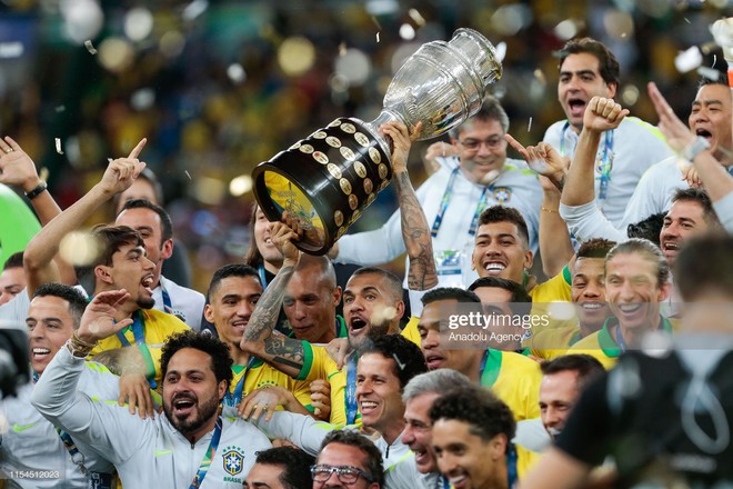 Hình ảnh hiếm thấy trong làng bóng đá: Tổng thống Brazil trao cúp rồi ở lại ăn mừng cùng cầu thủ đội nhà - Ảnh 2.