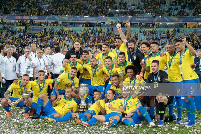 Hình ảnh hiếm thấy trong làng bóng đá: Tổng thống Brazil trao cúp rồi ở lại ăn mừng cùng cầu thủ đội nhà - Ảnh 1.