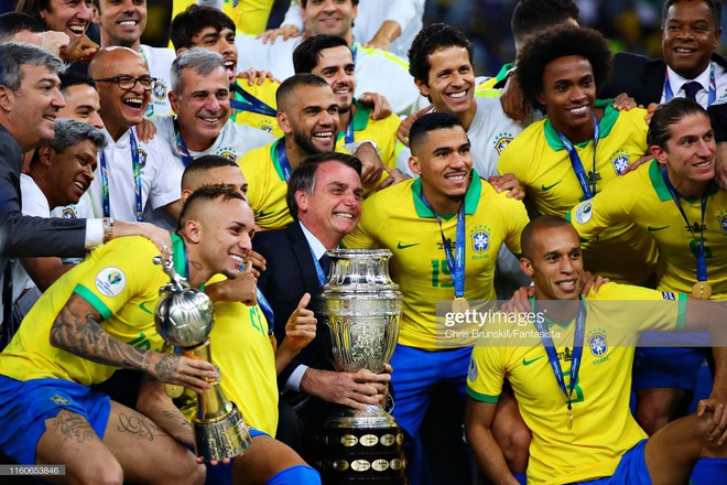 Hình ảnh hiếm thấy trong làng bóng đá: Tổng thống Brazil trao cúp rồi ở lại ăn mừng cùng cầu thủ đội nhà - Ảnh 3.