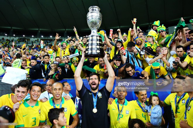 Hình ảnh hiếm thấy trong làng bóng đá: Tổng thống Brazil trao cúp rồi ở lại ăn mừng cùng cầu thủ đội nhà - Ảnh 8.