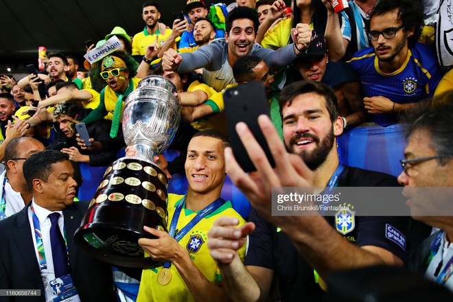 Hình ảnh hiếm thấy trong làng bóng đá: Tổng thống Brazil trao cúp rồi ở lại ăn mừng cùng cầu thủ đội nhà - Ảnh 9.