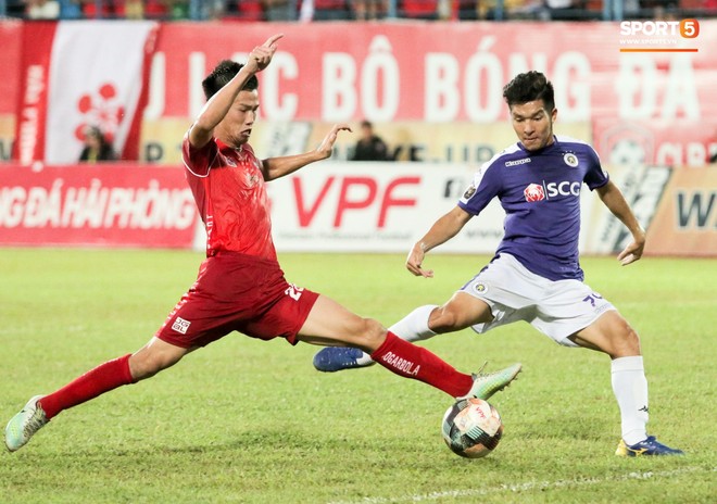 Liều mình dùng đầu phá bóng, trung vệ Hải Phòng khiến sao U23 Việt Nam tiếc nuối vì mất bàn thắng - Ảnh 2.