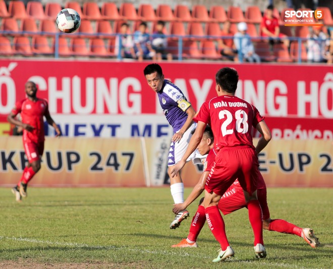 Liều mình dùng đầu phá bóng, trung vệ Hải Phòng khiến sao U23 Việt Nam tiếc nuối vì mất bàn thắng - Ảnh 5.