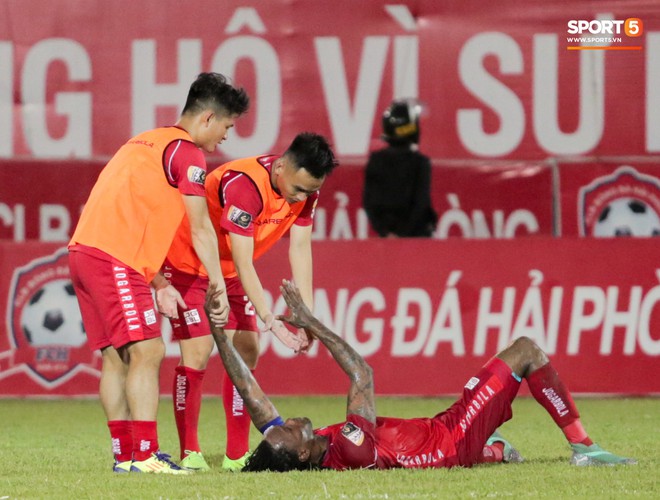 Liều mình dùng đầu phá bóng, trung vệ Hải Phòng khiến sao U23 Việt Nam tiếc nuối vì mất bàn thắng - Ảnh 9.
