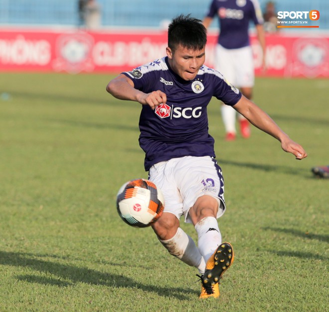 Ông nội qua đời, Quang Hải tạm gạt nỗi đau để lập hattrick kiến tạo giúp Hà Nội FC đè bẹp Thanh Hoá - Ảnh 1.