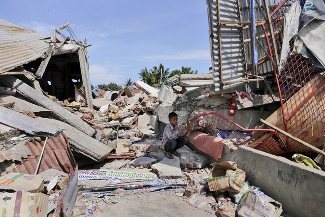 Indonesia: Hàng nghìn người sơ tán sau động đất mạnh 7,1 độ - Ảnh 1.