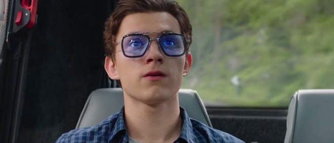 Chiếc kính của Tony Stark trong Far From Home: Lời cảnh báo về quyền riêng tư và sự vô tâm của nhện nhí - Ảnh 2.