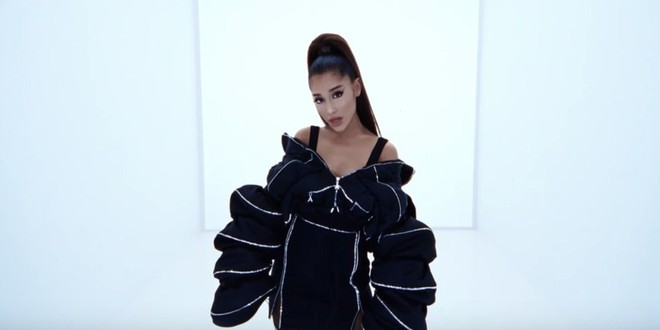 Từ Ariana Grande, Billie Eilish đến BTS lập hội anh chị em ngồi nhà xem TV nhưng vẫn có cúp VMAs 2019 mang về - Ảnh 3.