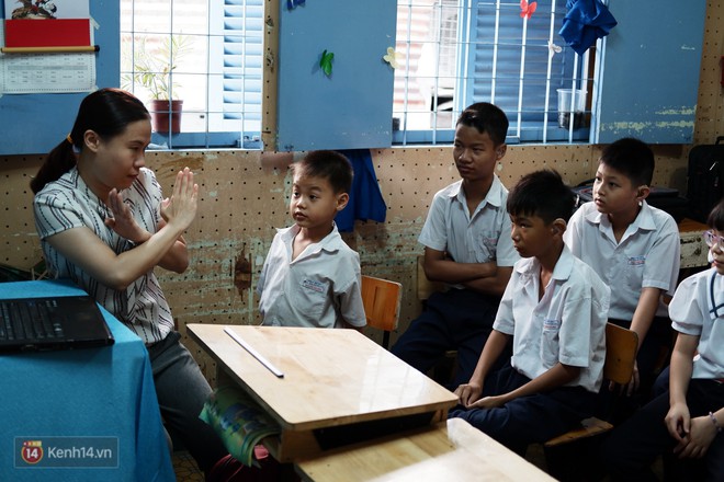 Lớp học thinh lặng giữa S&agrave;i G&ograve;n: Kh&ocirc;ng tiếng giảng b&agrave;i kh&ocirc;ng lời ph&aacute;t biểu, nhưng kh&ocirc;ng tắt hy vọng bao giờ - Ảnh 4.