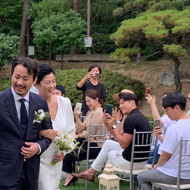 Đám cưới gây bão hội tụ 3 sao Hàn quyền lực: Hyun Bin bảnh bất chấp mọi camera, Gong Hyo Jin sexy bên Shin Min Ah - Ảnh 2.